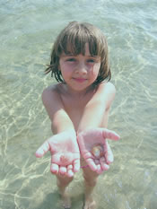 Criança brincando na água